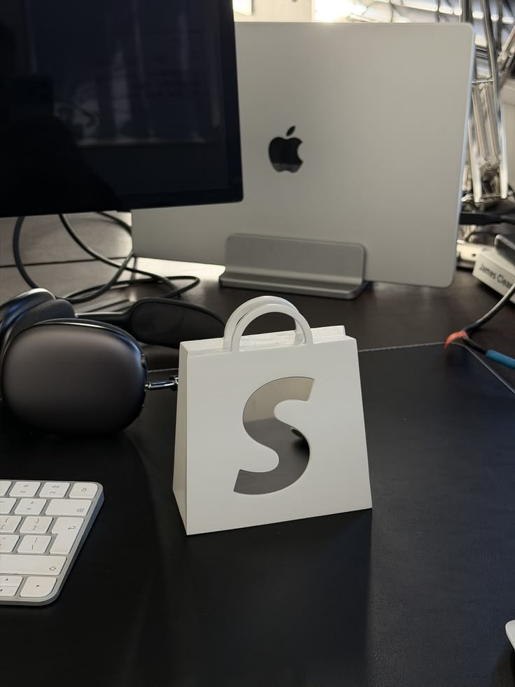 Sac Shopify sur un bureau de travail