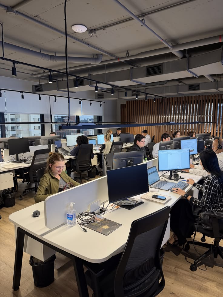 Open space d'une PME en pleine activité